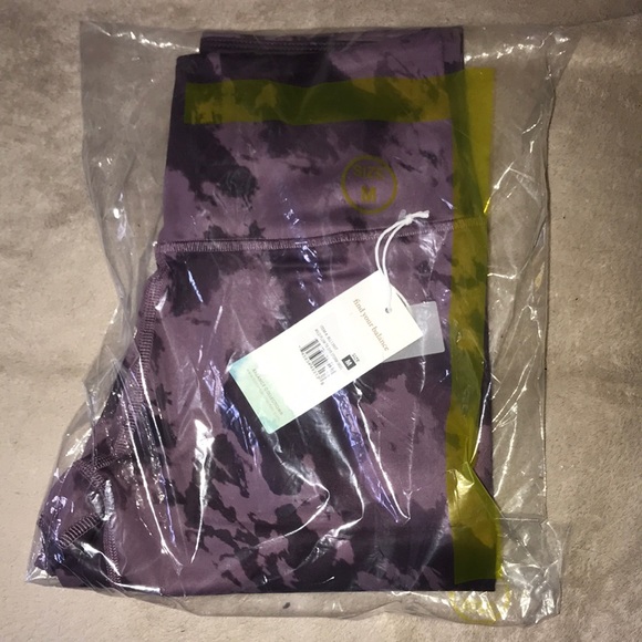 Balance Collection Wild Plum Tie Dye Storm leggings Medium New in packaging - Picture 5 of 6